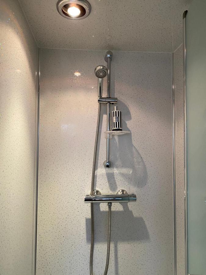1 Luxurious Double Bedroom With Private Shower Reading Zewnętrze zdjęcie